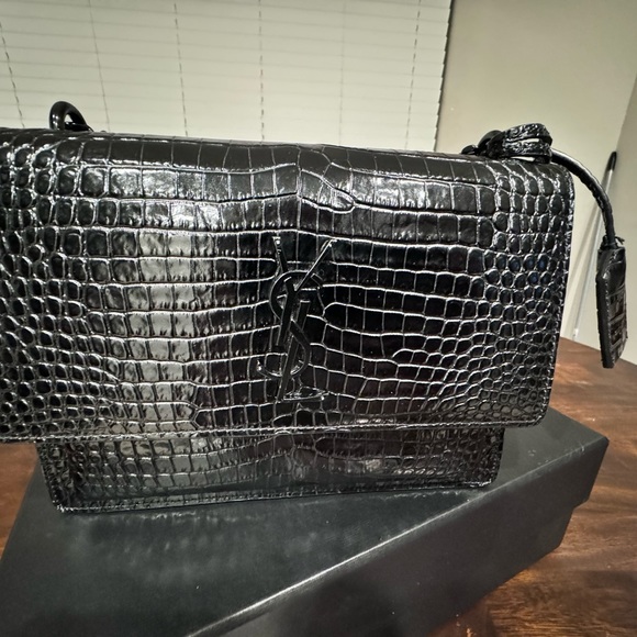 black leather hand bag with crocodile print. Can wear as hand bag or cross over. - Picture 9 of 9